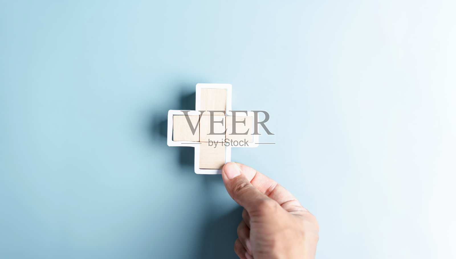 健康保险概念。手持加和保健的医疗图标，获得健康和福利的健康理念。照片摄影图片