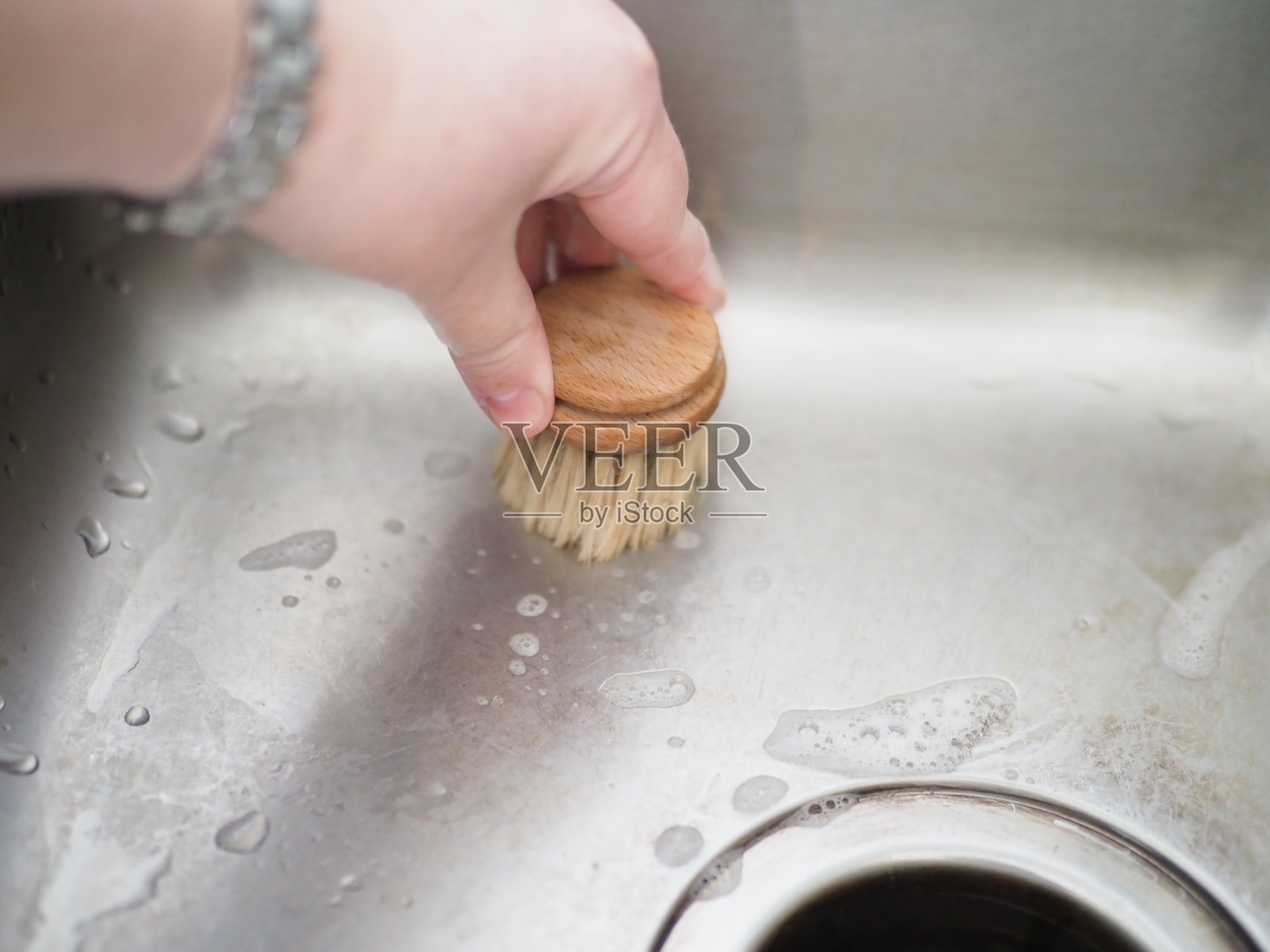 木刷在厨房里清洗水槽照片摄影图片