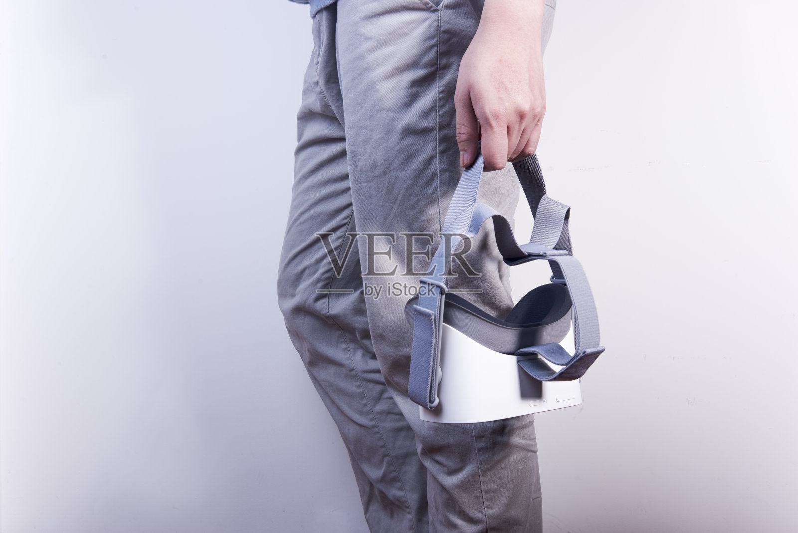 人们带着vr虚拟现实和眼镜走路照片摄影图片