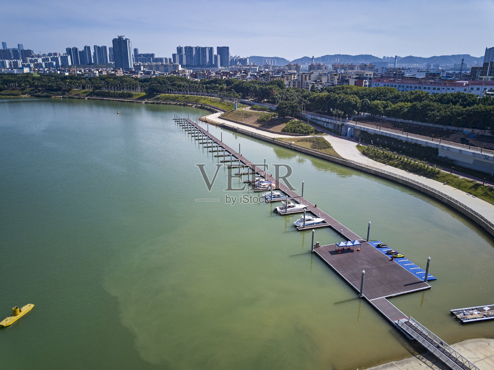 滨江游船码头在市内泊位照片摄影图片