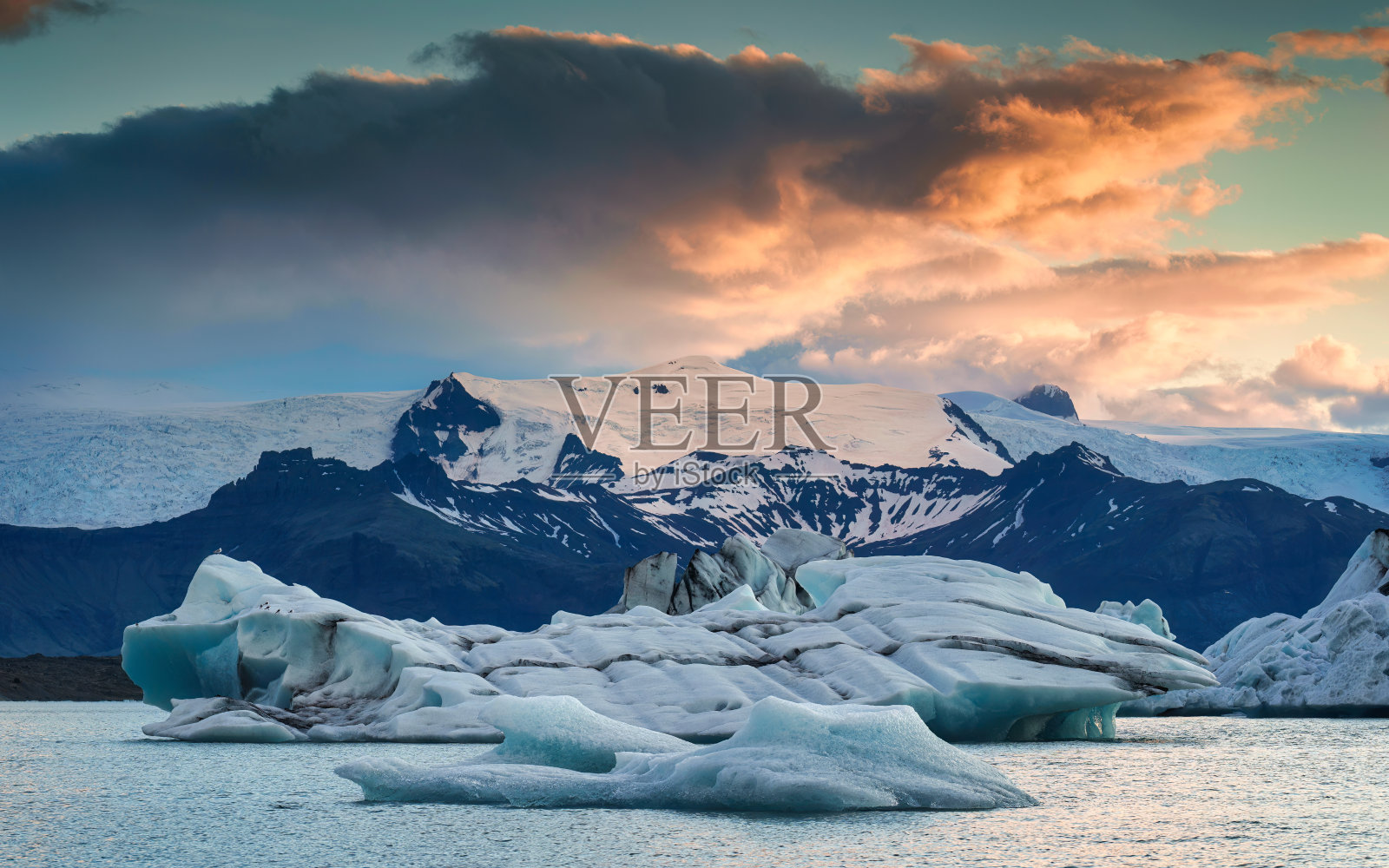 Jokulsarlon冰川泻湖的风景与蓝色冰山融化和日落天空在夏天照片摄影图片