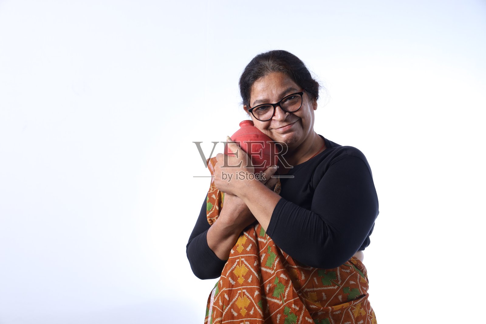 印度农村老妇人为将来存钱。存钱罐存钱的概念。照片摄影图片