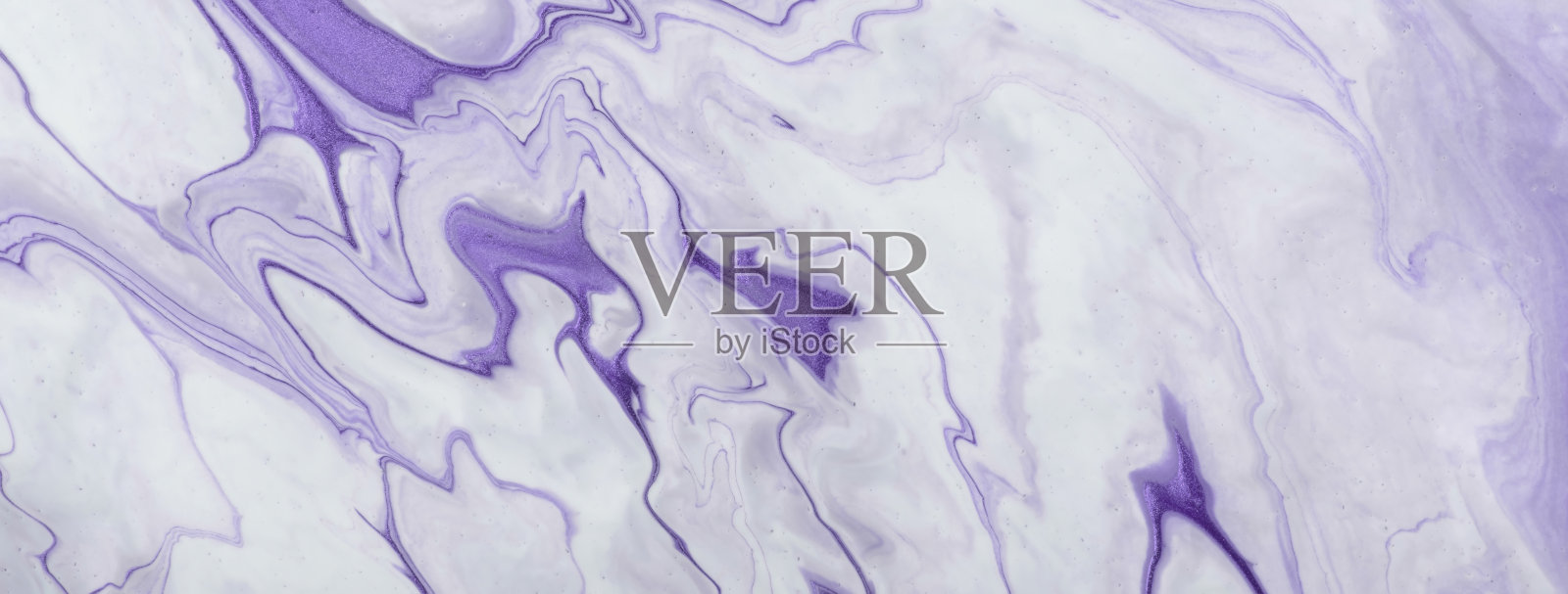 抽象流体艺术背景紫色和白色的颜色。液体的大理石。丙烯油画画布与紫色梯度照片摄影图片