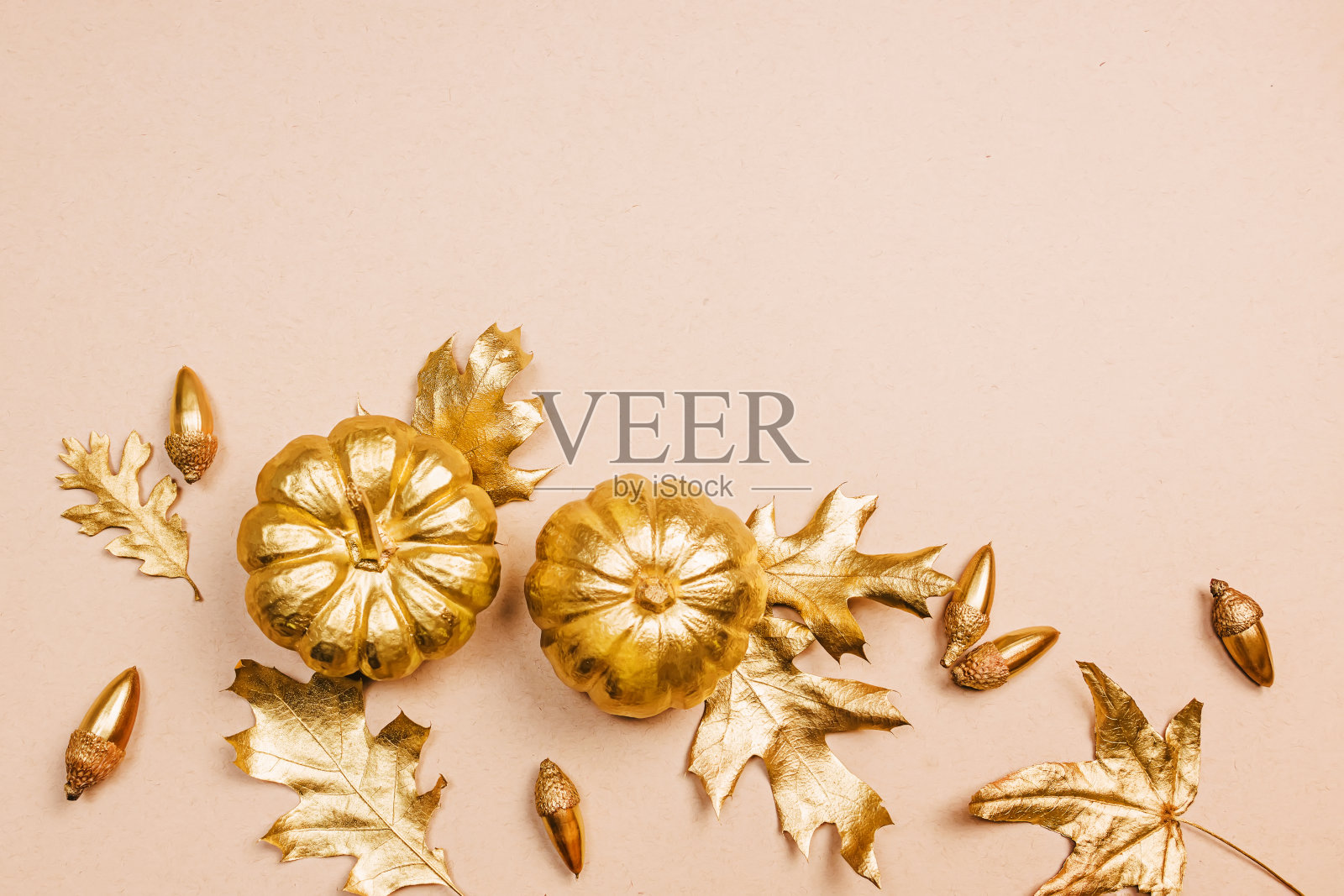 金色的树叶，南瓜和橡子，秋天平躺照片摄影图片