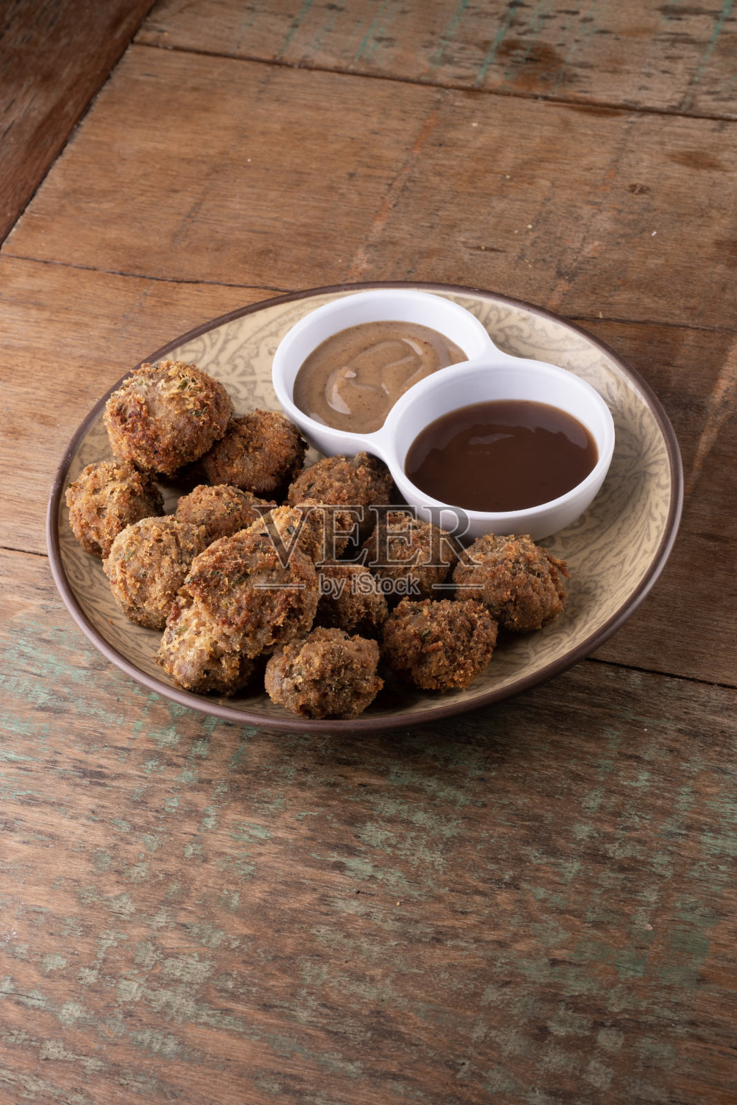 开胃部分的酒吧小吃肉丸肉饼或迷你kibis kafta与黑芥末和烧烤酱在质朴的木桌角度视图照片摄影图片