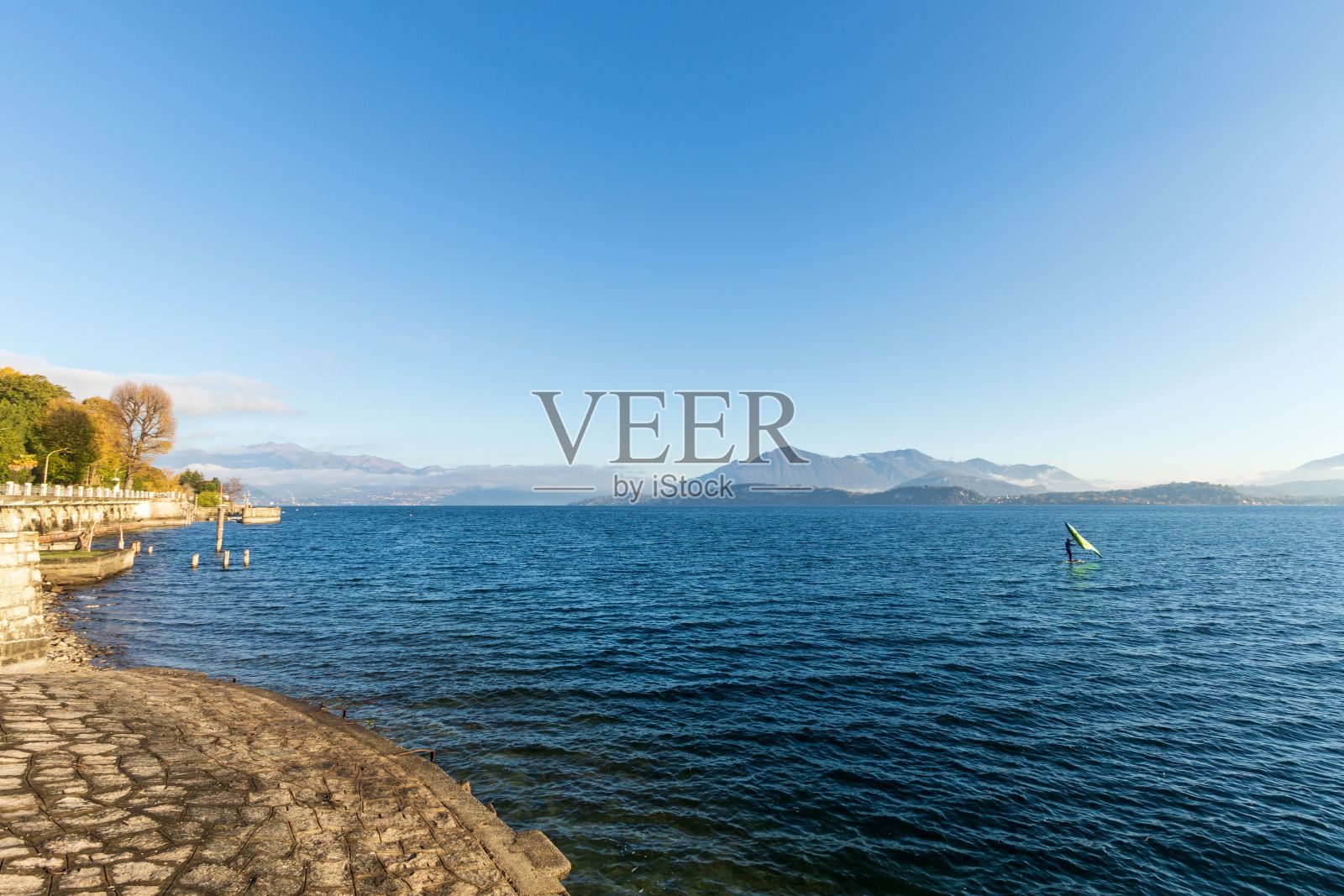 意大利，比利时:从马焦雷湖上俯瞰小镇照片摄影图片