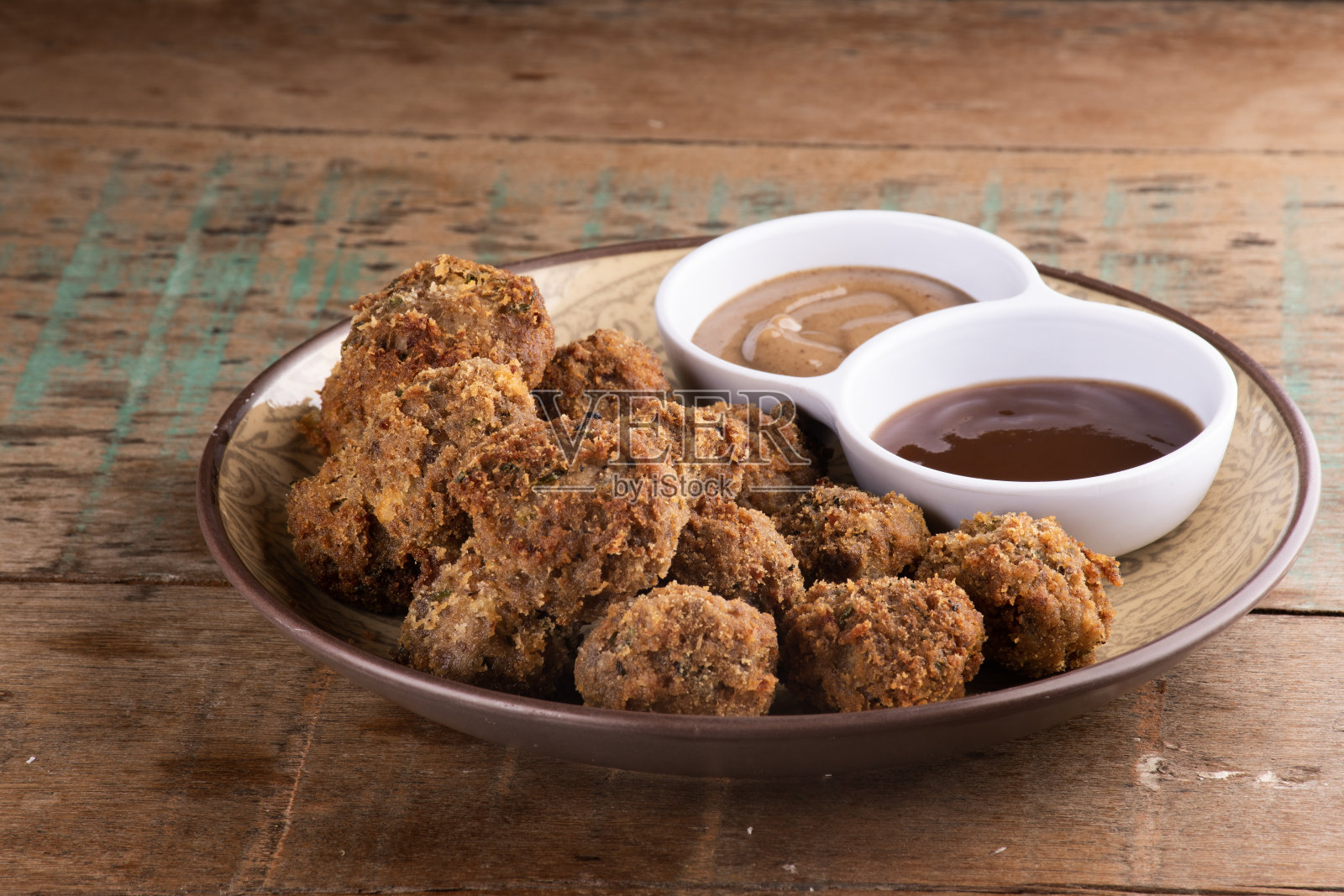 开胃部分的酒吧tapas肉卷饺子或迷你kibis kafta与黑芥末和烧烤酱在乡村木桌的特写照片摄影图片