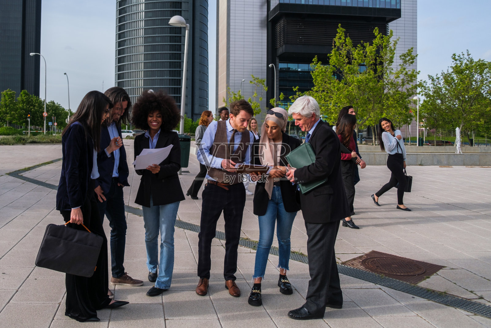 一群金融区工作人员在户外一起工作照片摄影图片