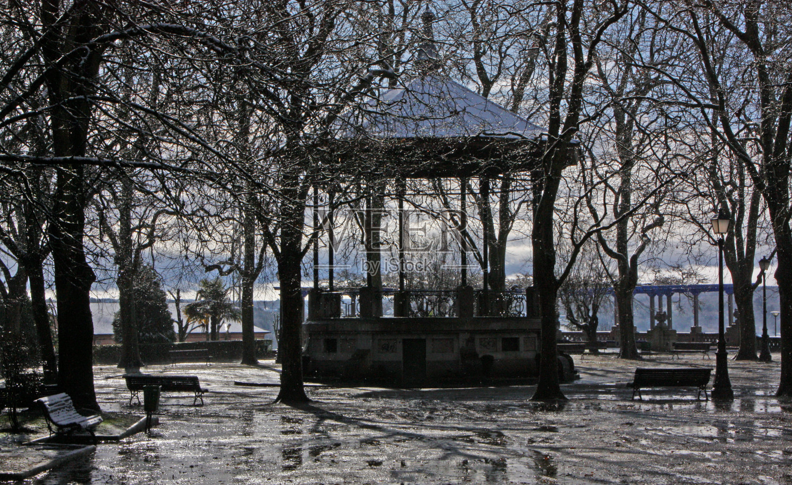 公园里的花园演奏台。照片摄影图片