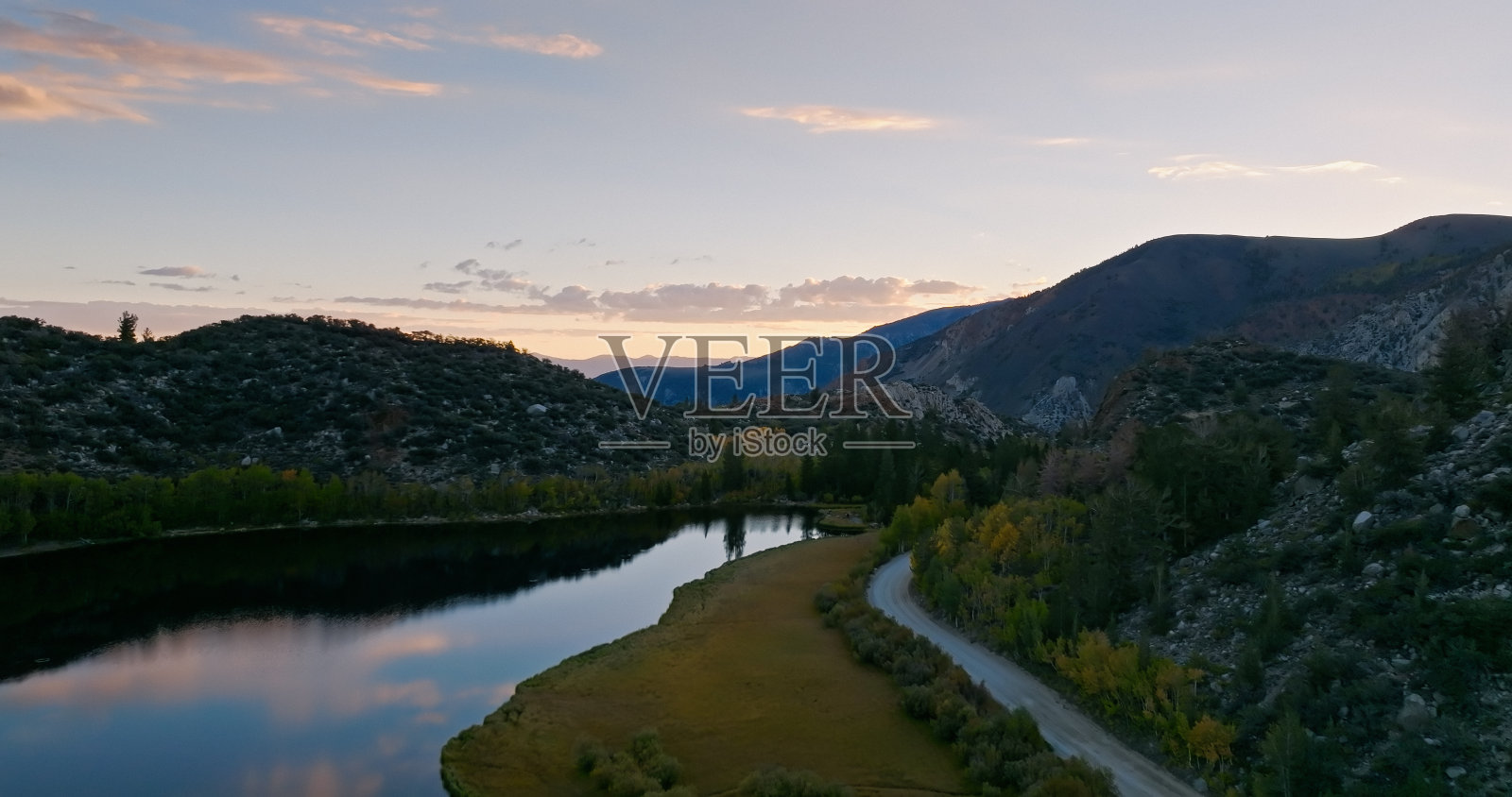 内华达山脉的萨布丽娜湖鸟瞰图照片摄影图片