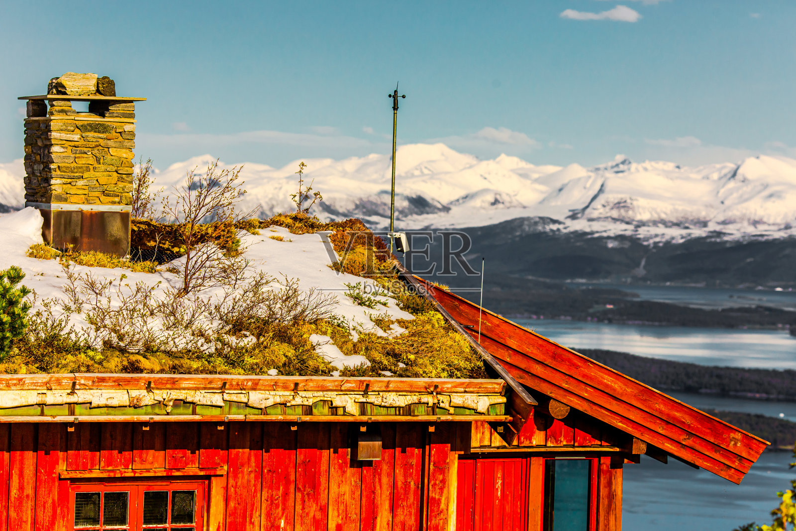 房子的屋顶。烟囱。挪威。挪威。斯堪的那维亚。Innlandet县。照片摄影图片