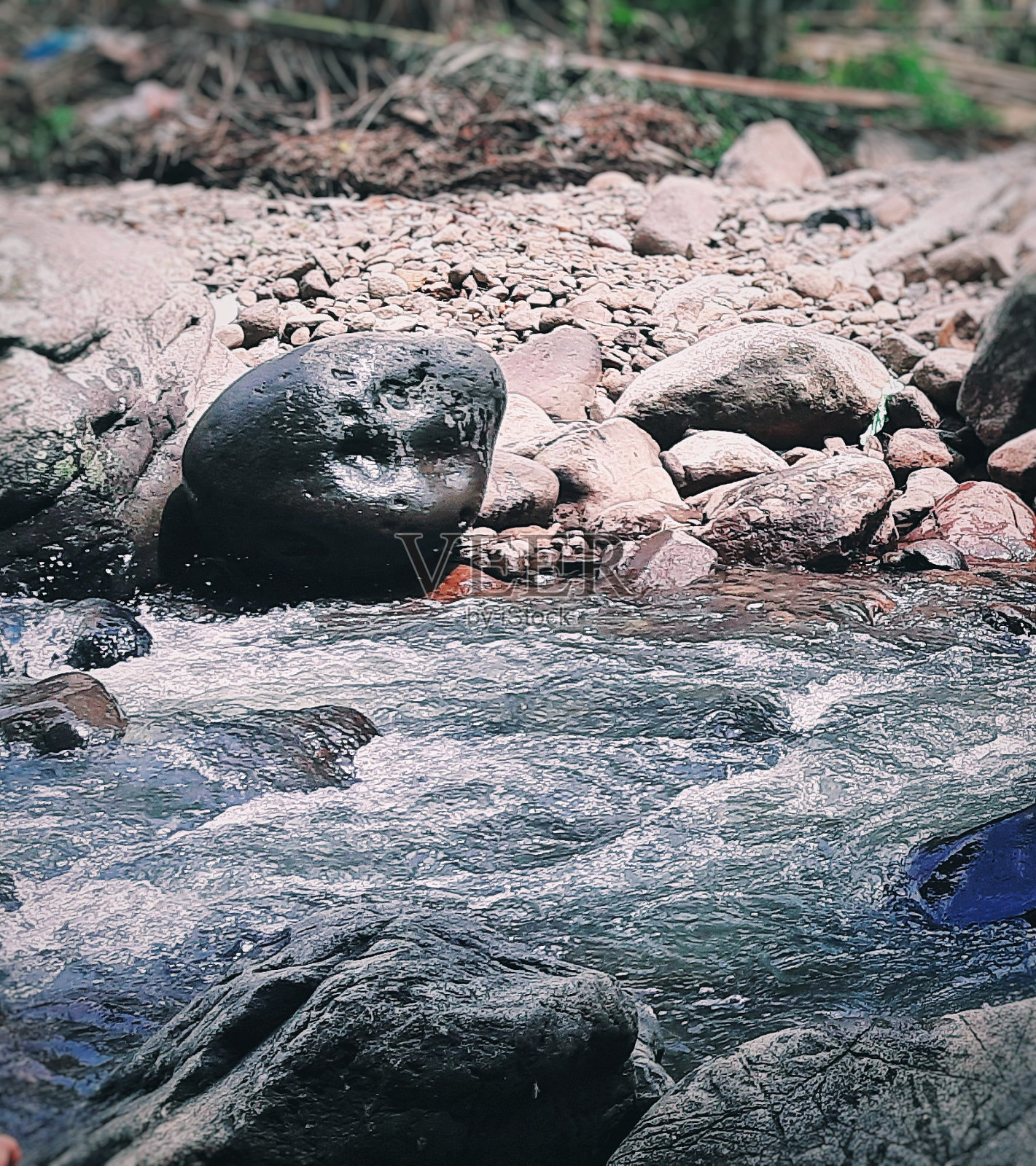 河水流动。照片摄影图片