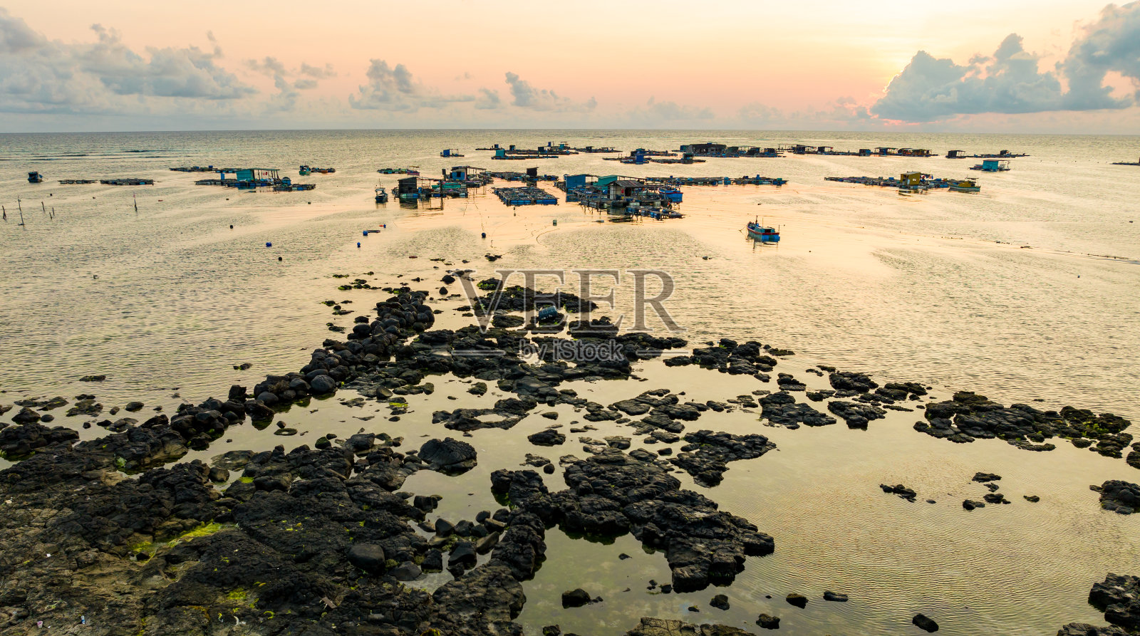 平顺省富奎岛渔村的日落照片摄影图片