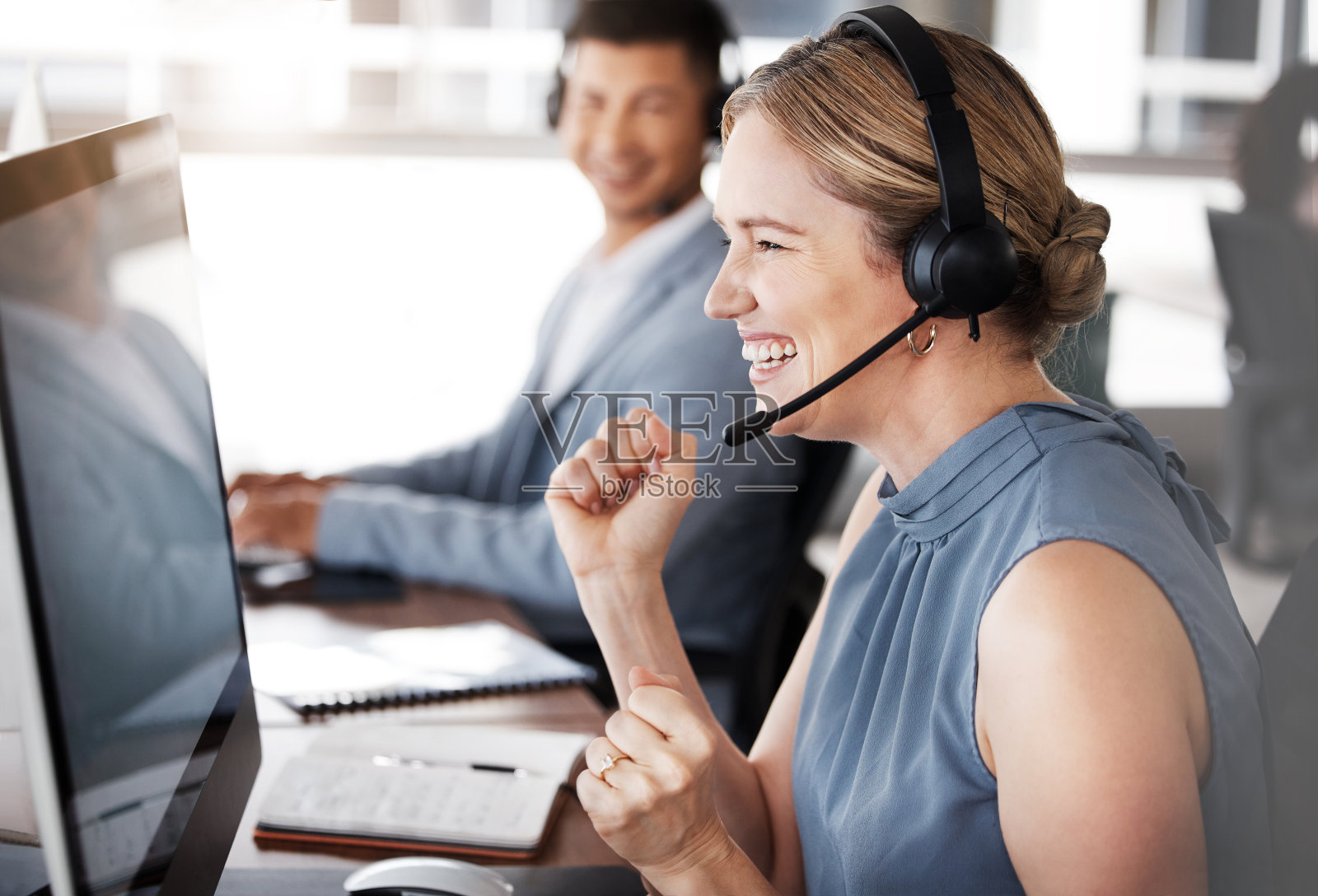 客户服务电脑，咨询或快乐女人庆祝电话营销上联系我们CRM或ERP电信。呼叫中心的成功，电子商务的成就和激动的信息技术顾问照片摄影图片