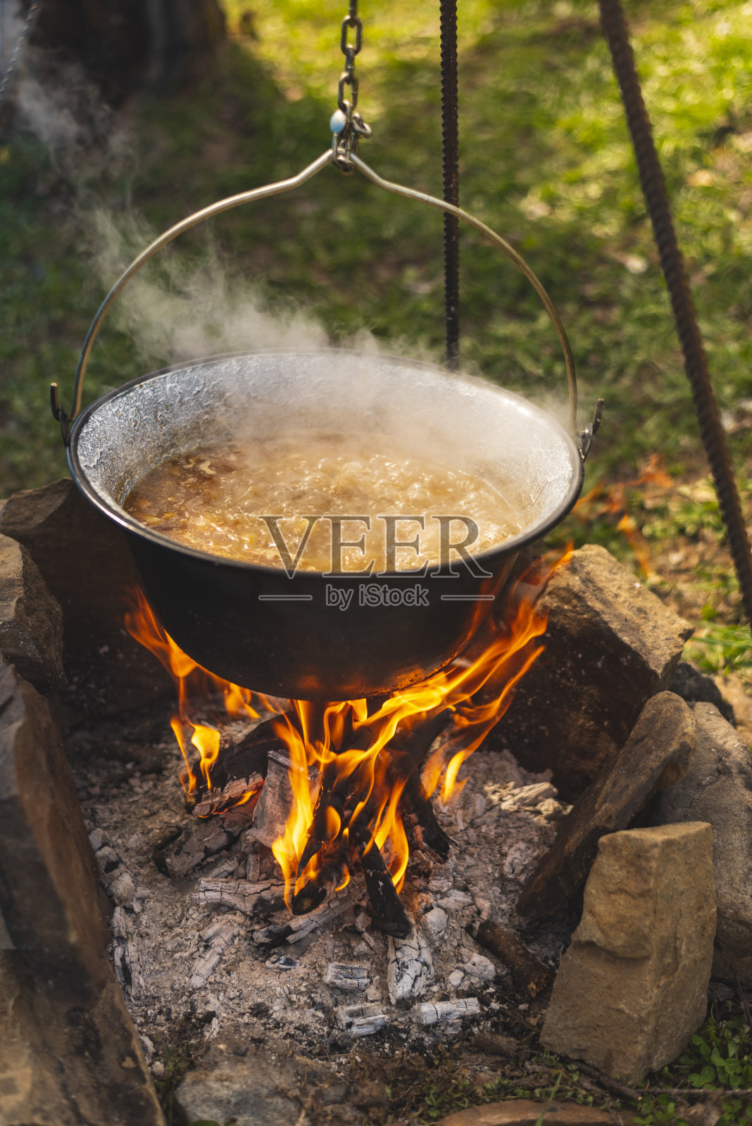 美味的饭菜(炖牛肉)，以传统的方式在鱼锅上篝火照片摄影图片