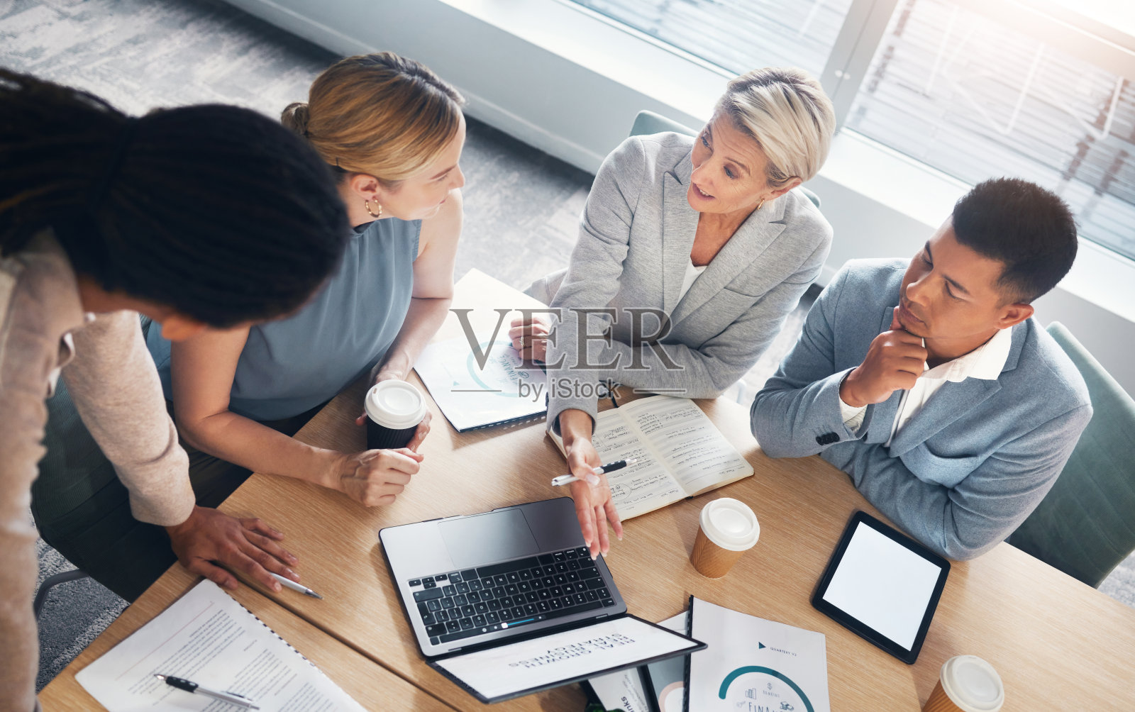 俯视图，商务人士或笔记本电脑屏幕在会议上的团队规划，金融多元化或投资研讨会。企业男性、女性或金融科技预算战略技术合作照片摄影图片