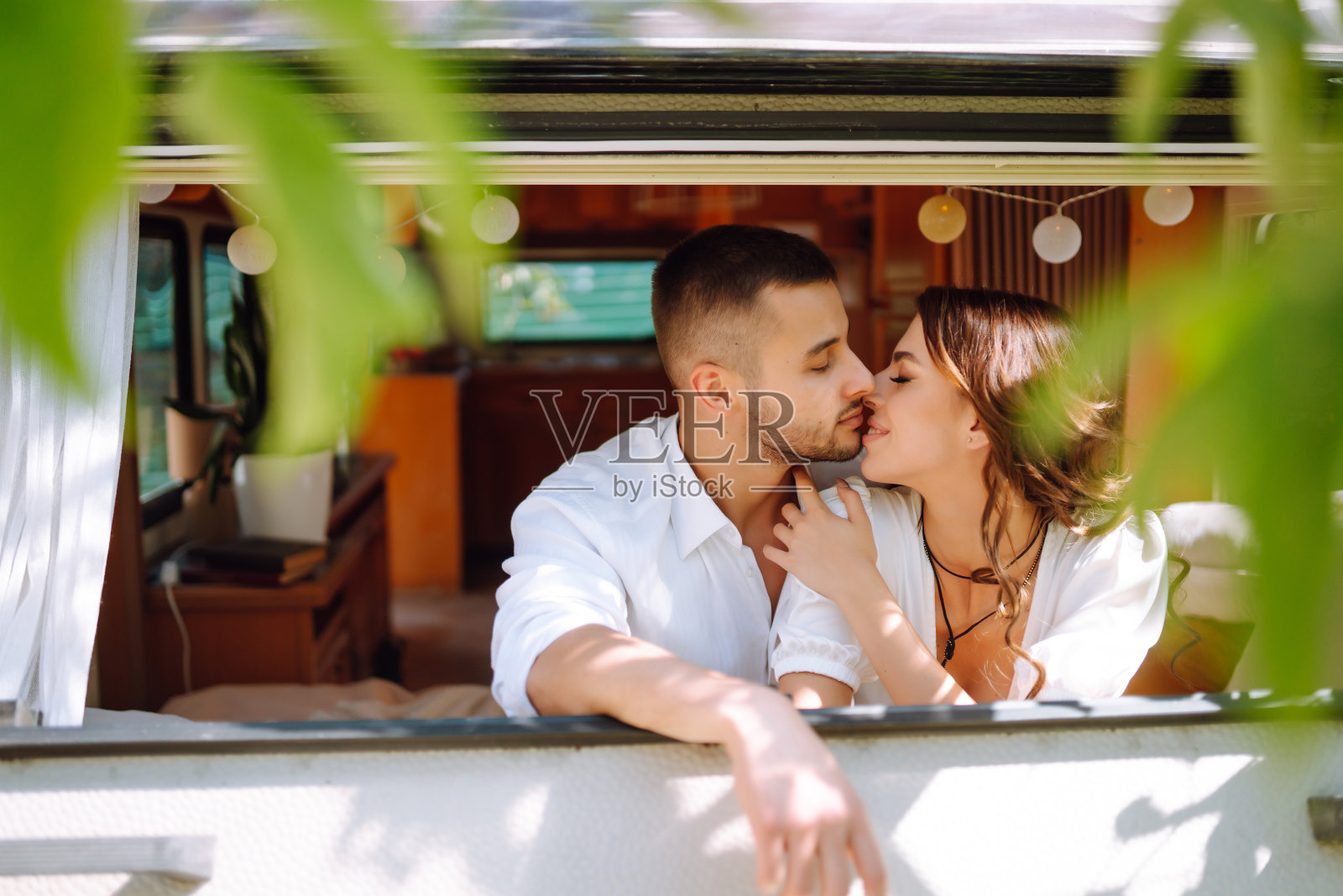 一对夫妇在拖车里休息。照片摄影图片