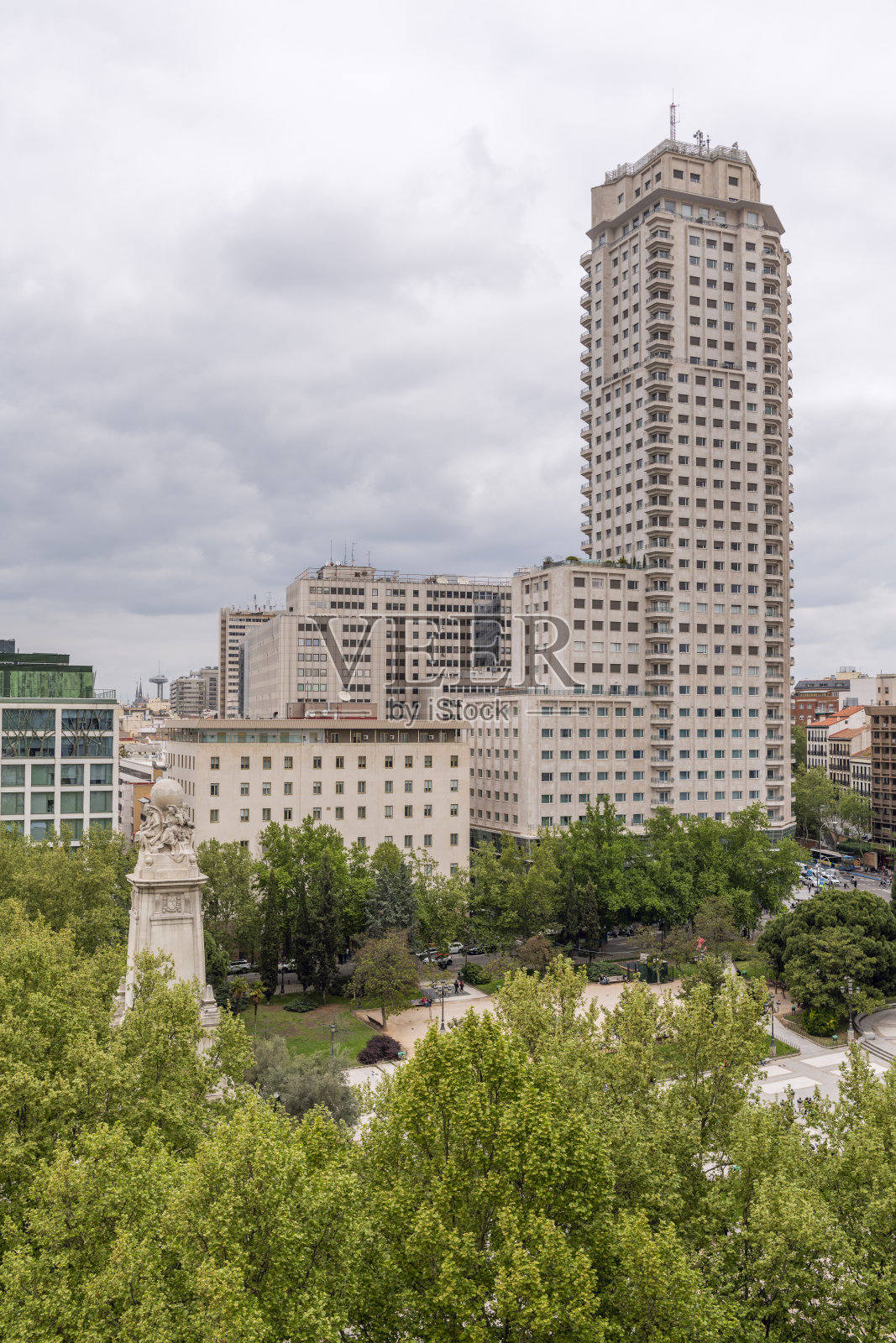 位于马德里España广场的住宅楼照片摄影图片