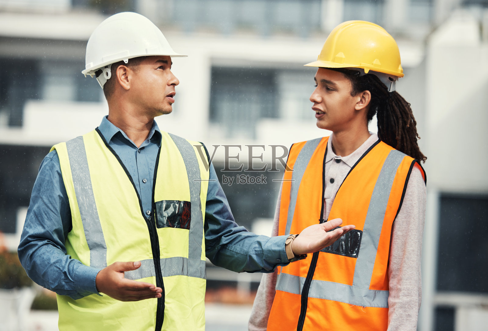 与施工现场的人进行团队合作，工程和规划，以进行项目管理，建设和目标。设计师，合作和建筑与承包商的发展和工业照片摄影图片