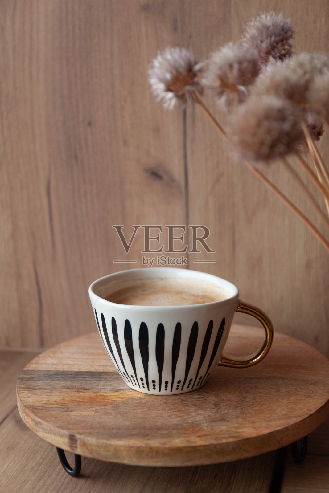 时尚的木垫，木墙，自然的内饰，干燥的花朵，舒适而简约的风格照片摄影图片