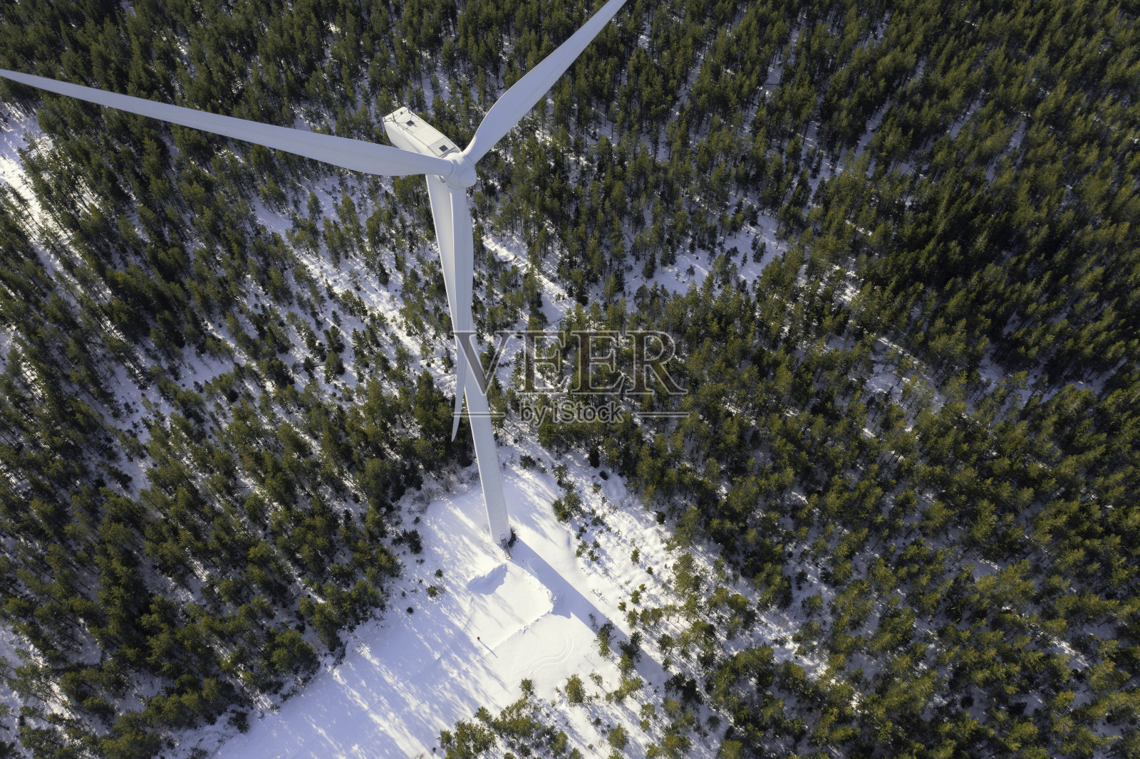 冬季森林中的风力涡轮机照片摄影图片