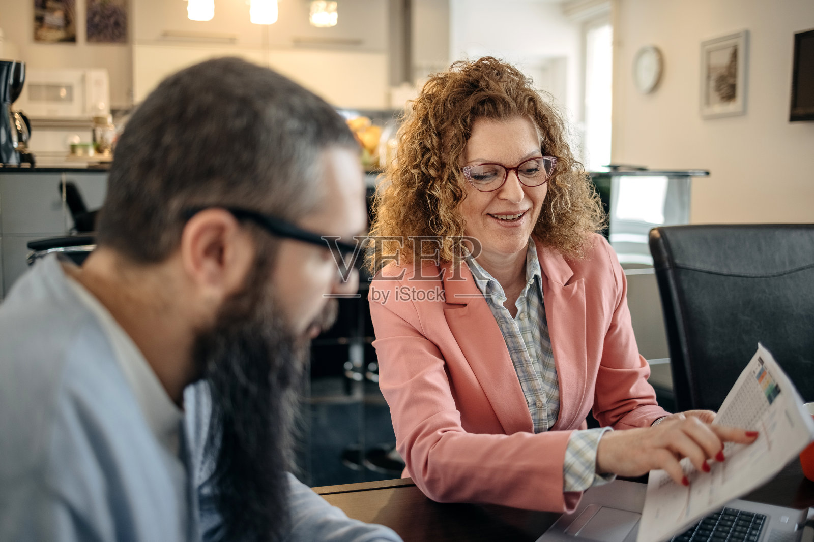 在家与顾问商谈资金投资事宜照片摄影图片