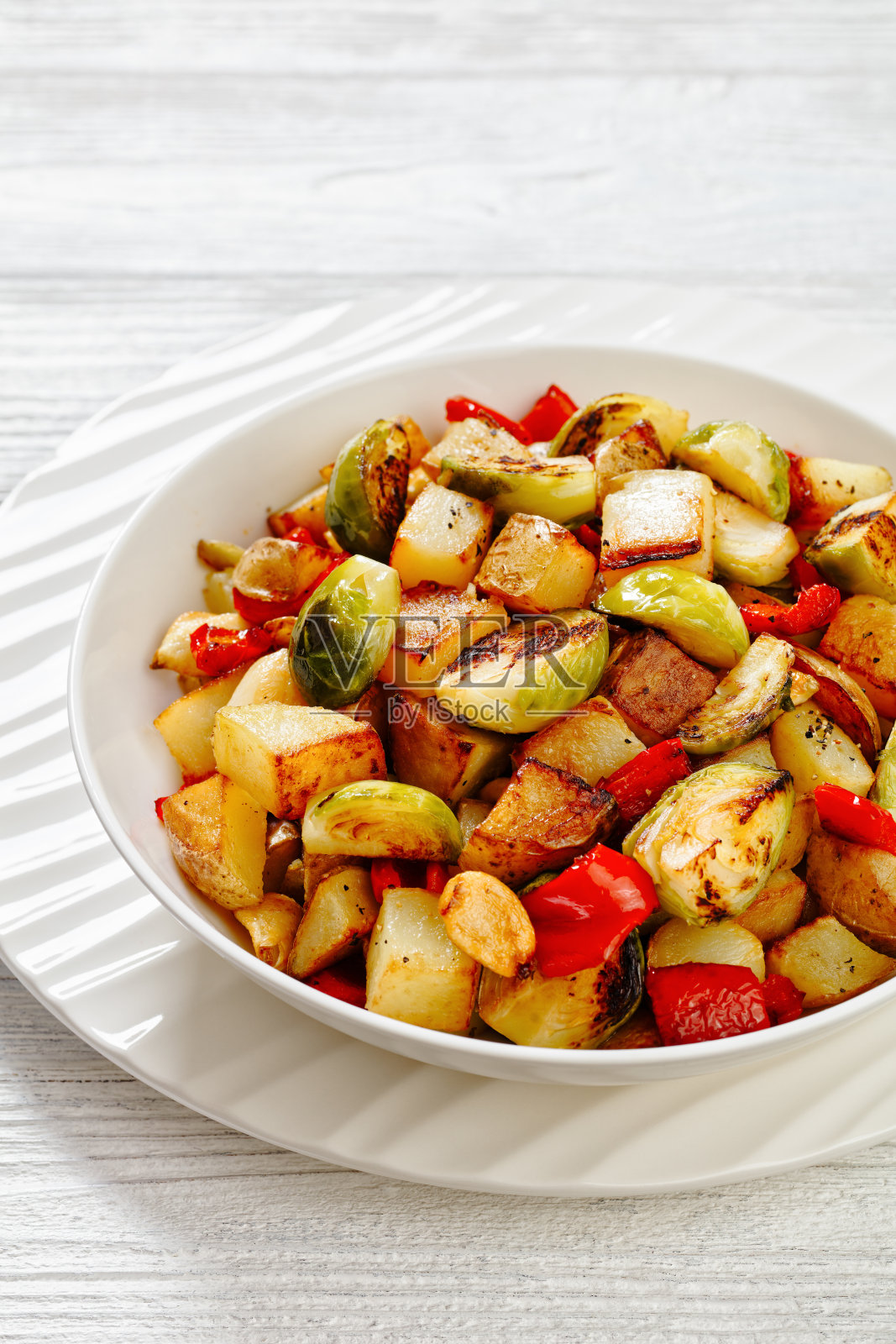 红椒蒜煎土豆照片摄影图片