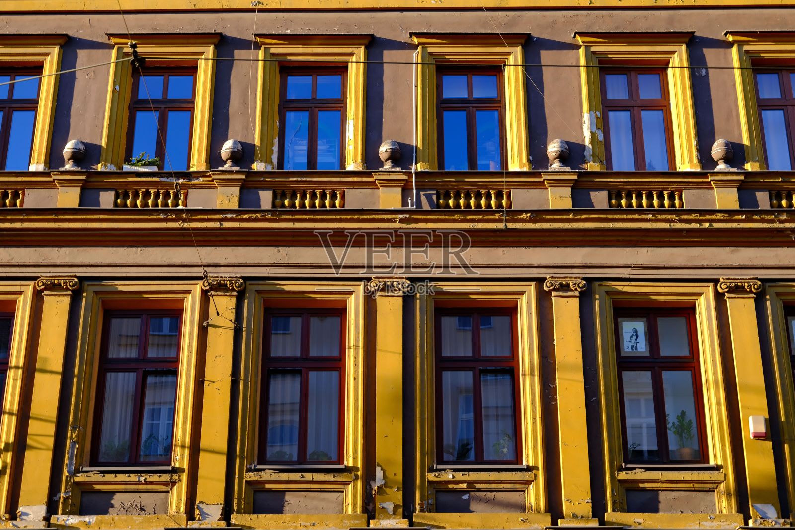 旧建筑的外立面，经过翻新。照片摄影图片