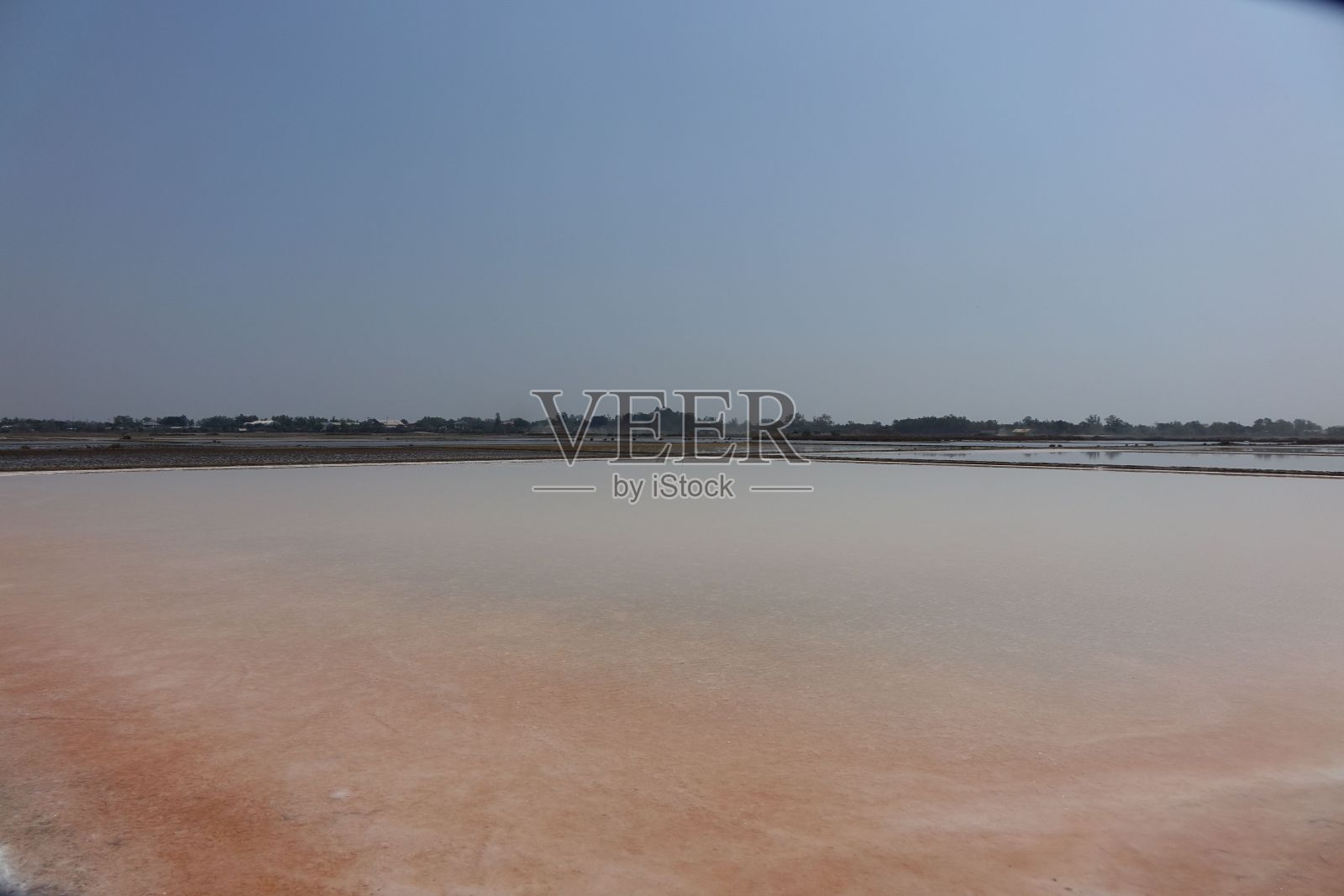 在泰国Khok Kham的海盐地里，奇异的风景与超现实主义的色彩照片摄影图片