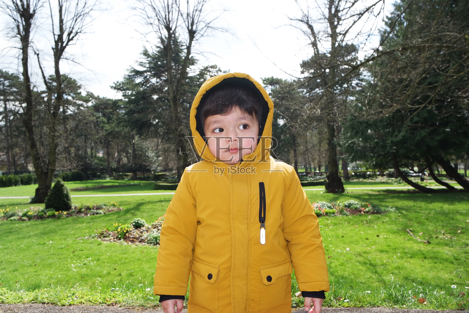 可爱的亚洲巴基斯坦婴儿在公园玩耍和摆姿势照片摄影图片