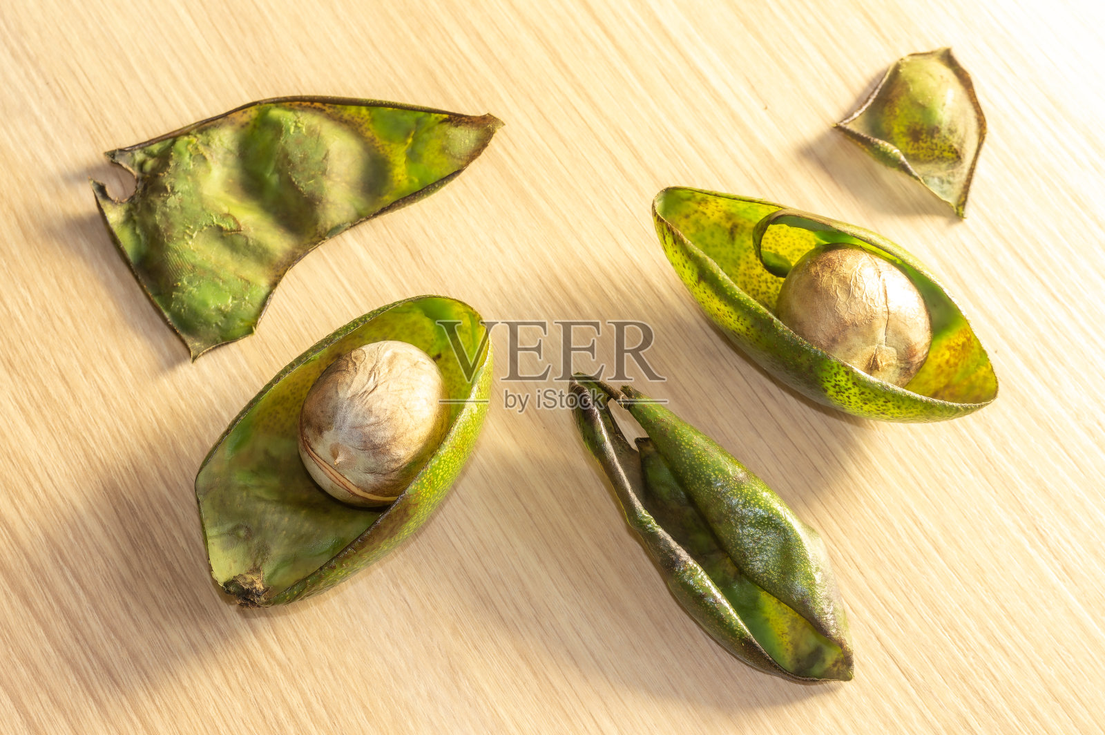 桌上的牛油果籽和果皮。吃鳄梨照片摄影图片