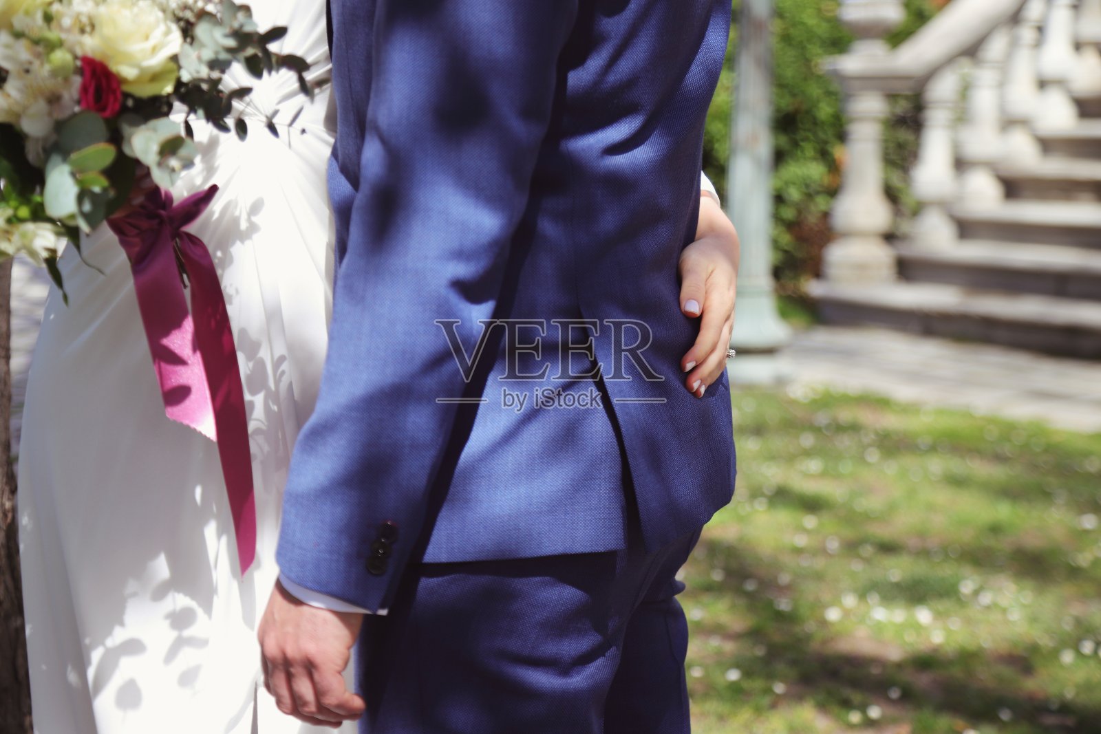 新人在婚礼上拥抱，浪漫的仪式照片摄影图片