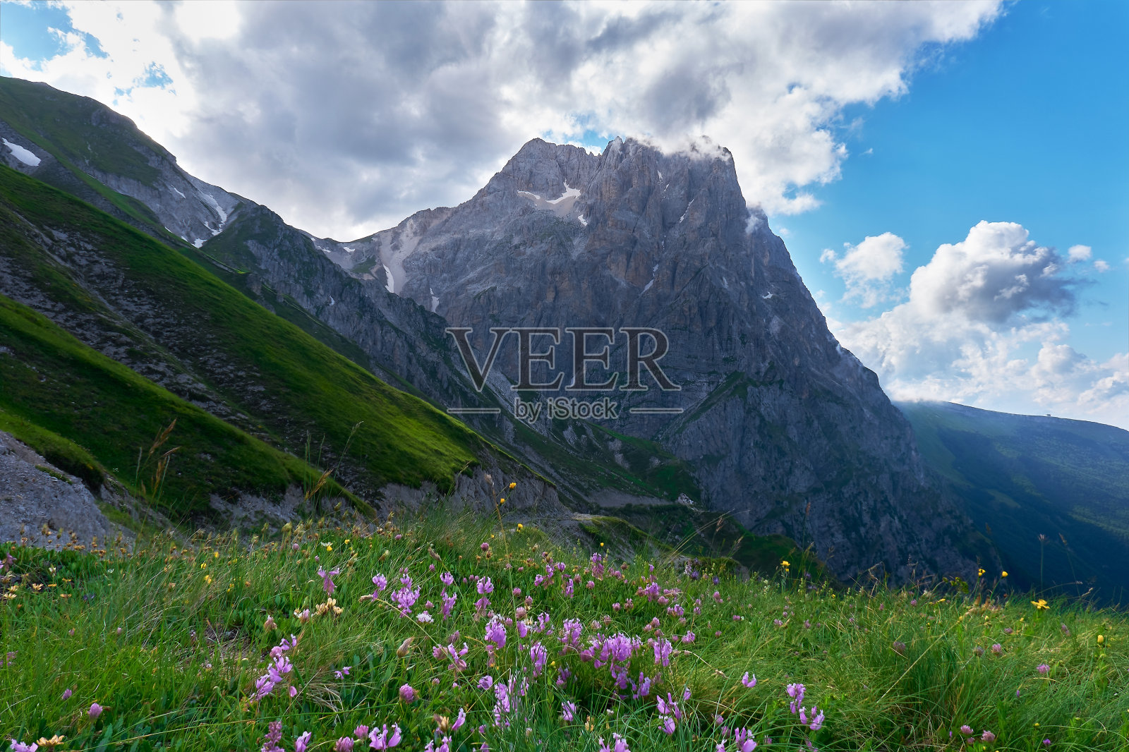 从vado di corno abruzzo俯瞰巨石照片摄影图片