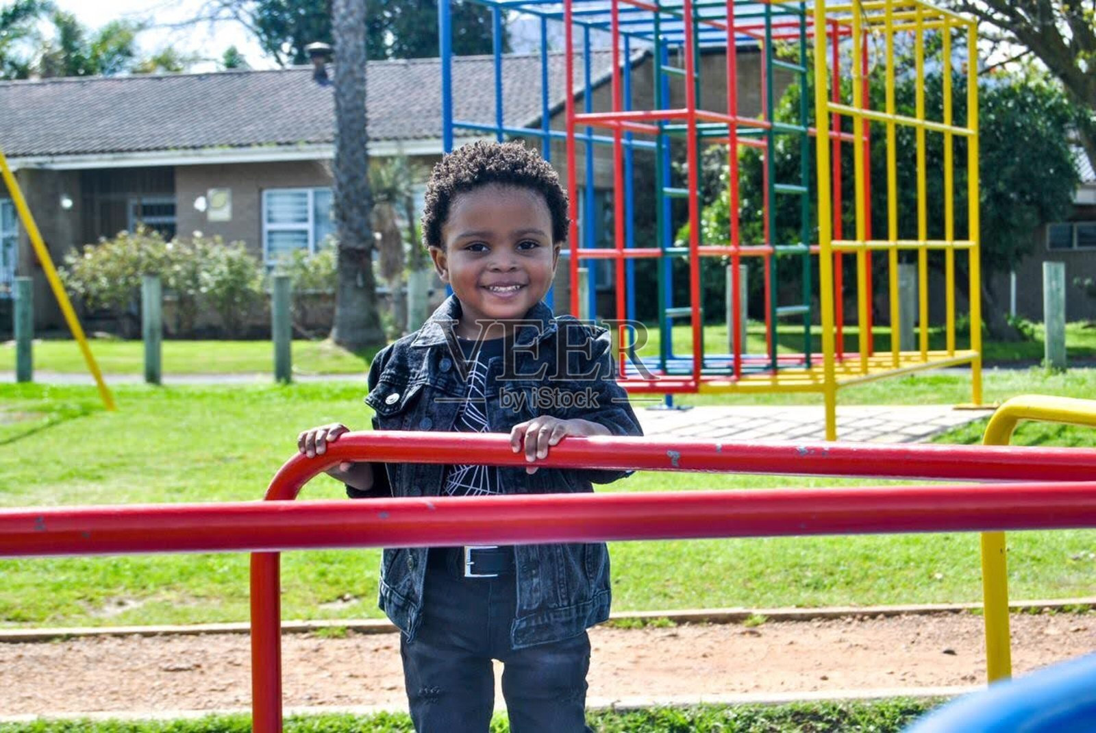 在公园里荡秋千的非洲黑人男孩照片摄影图片