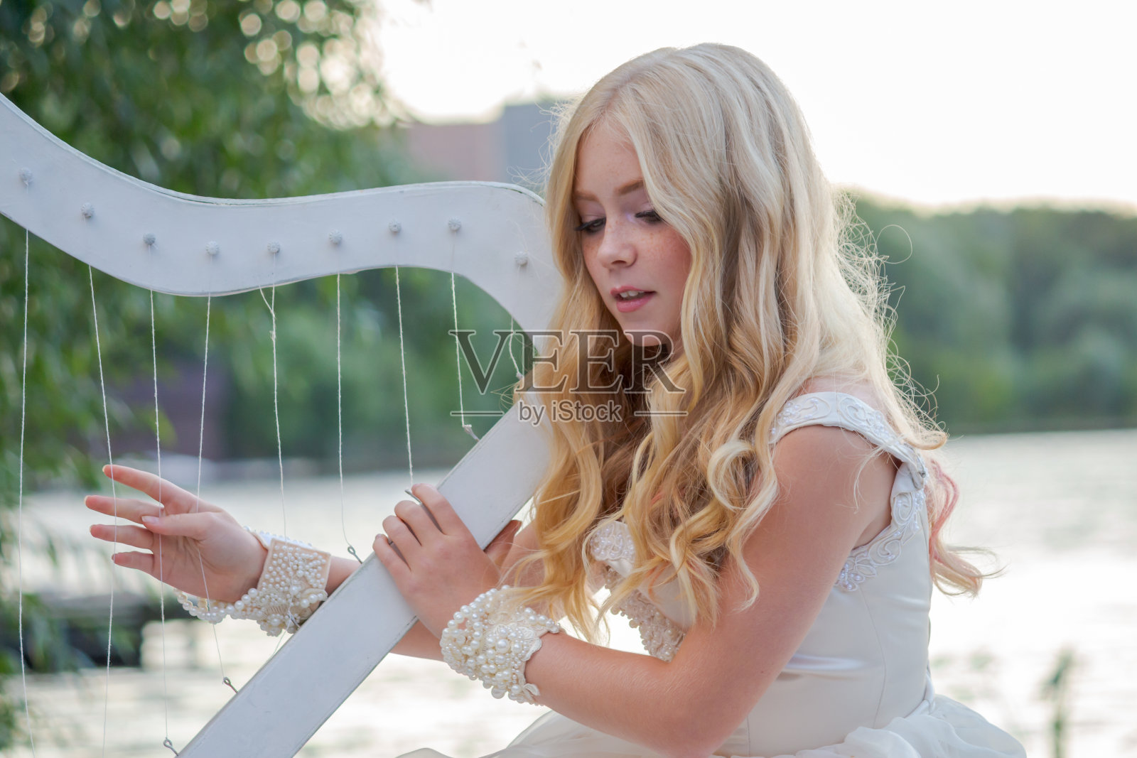 漂亮的女孩弹竖琴照片摄影图片