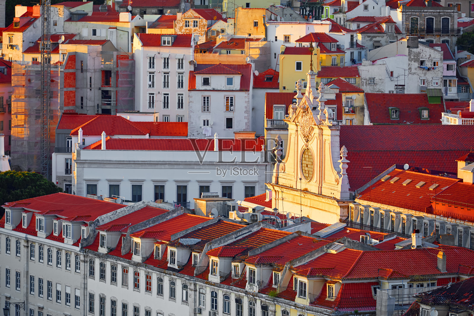 葡萄牙里斯本。阿尔法玛建筑的红色屋顶照片摄影图片