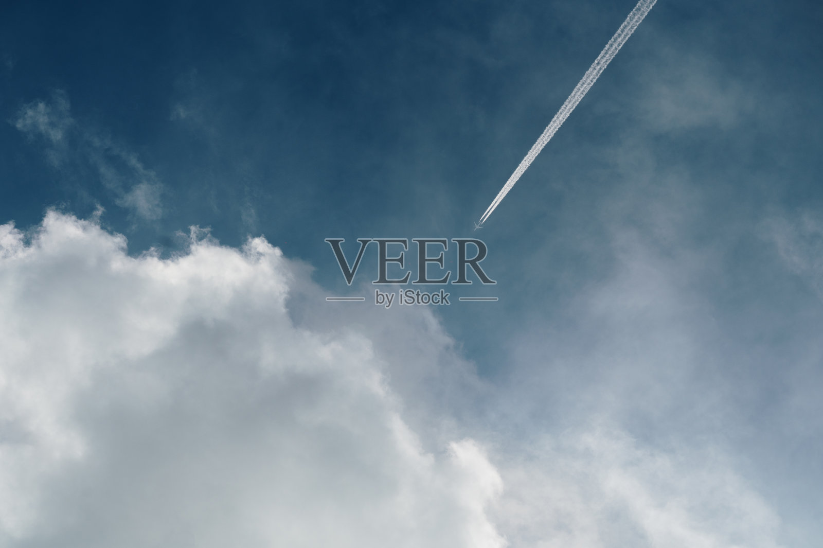 云景与飞机照片摄影图片