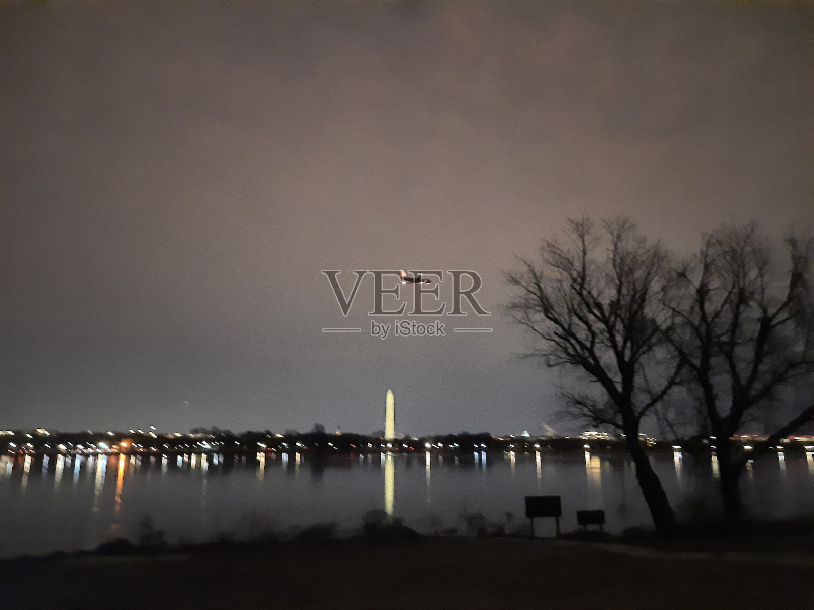 晚上，波托马克河上的华盛顿特区灯光照片摄影图片