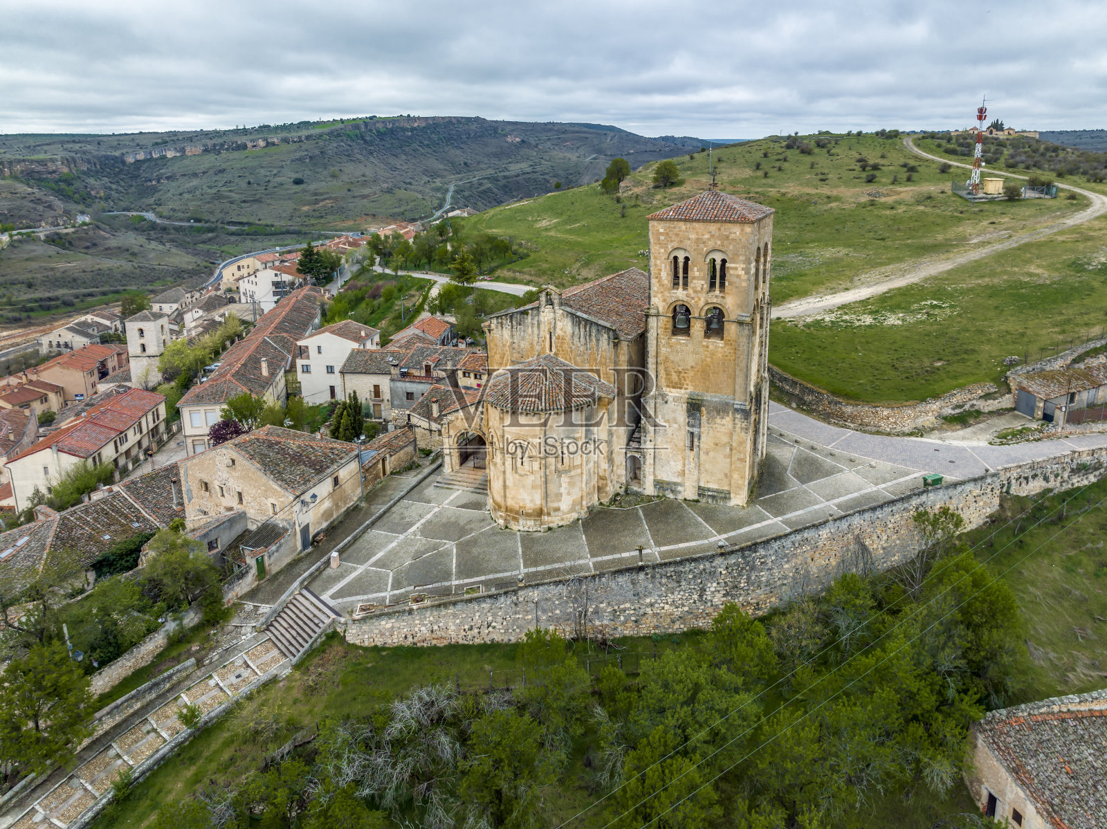 塞戈维亚省塞普尔韦达的萨尔瓦多教堂照片摄影图片