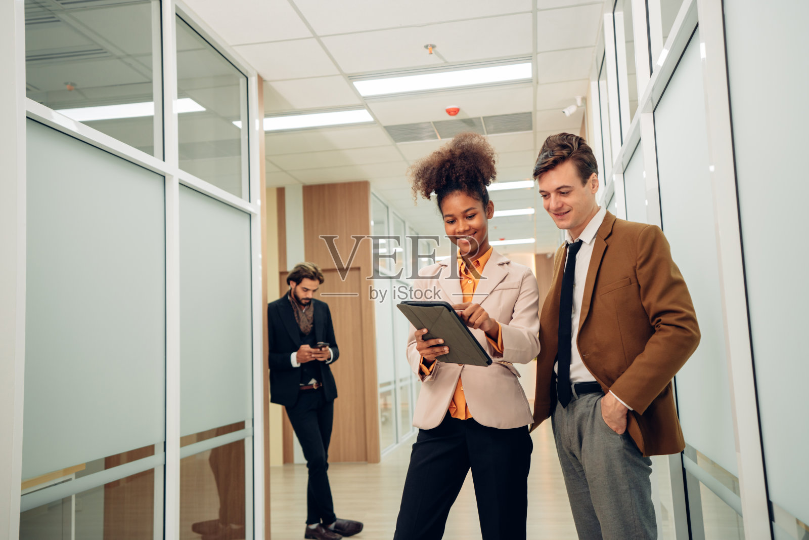 成功的商业团队在共同工作的办公室里一起工作。照片摄影图片