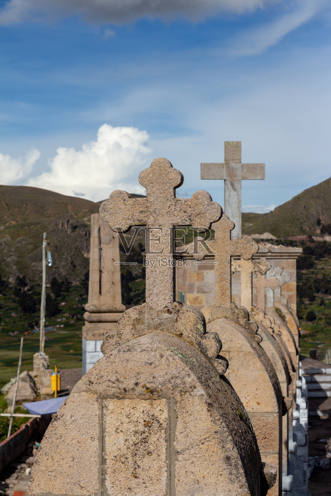 玻利维亚科帕卡巴纳髑髅山(cerro el calvario)山顶上的十字架。照片摄影图片