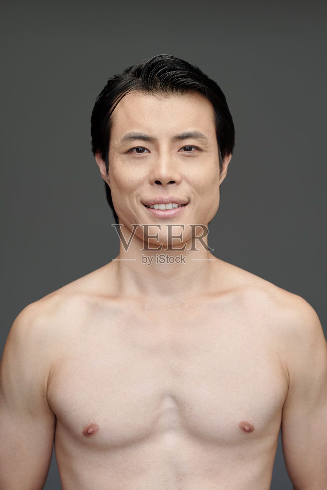 微笑的赤膊男人照片摄影图片