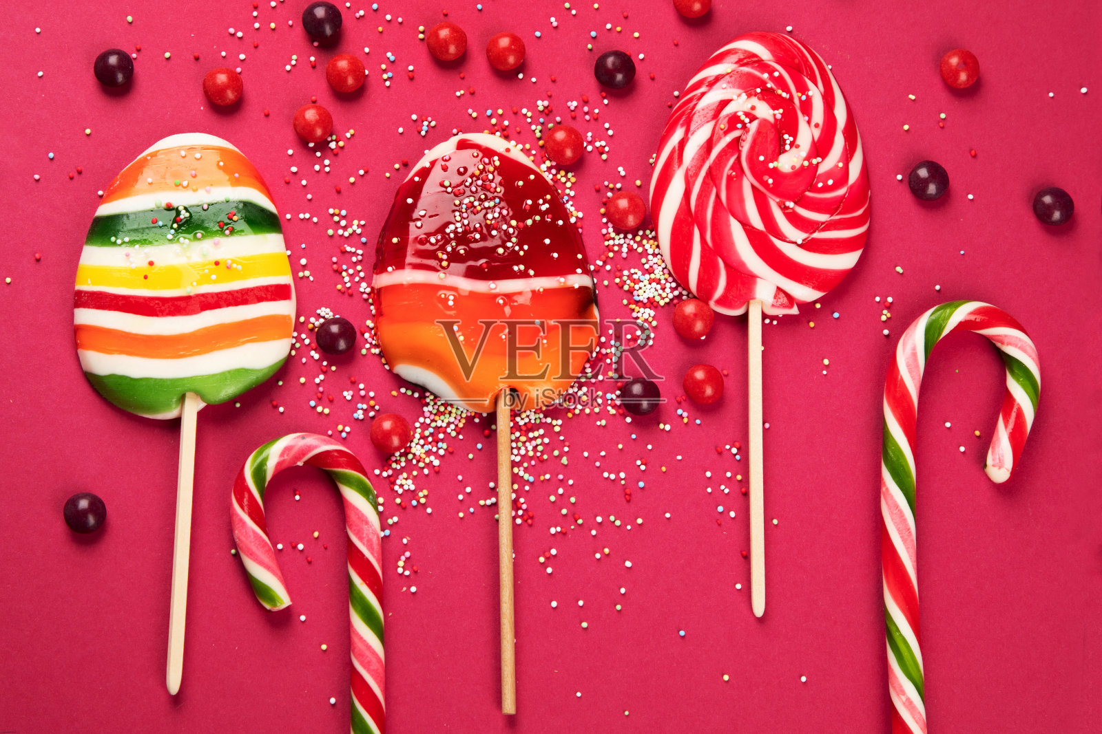 五颜六色的棒棒糖和不同颜色的圆糖。前视图。照片摄影图片