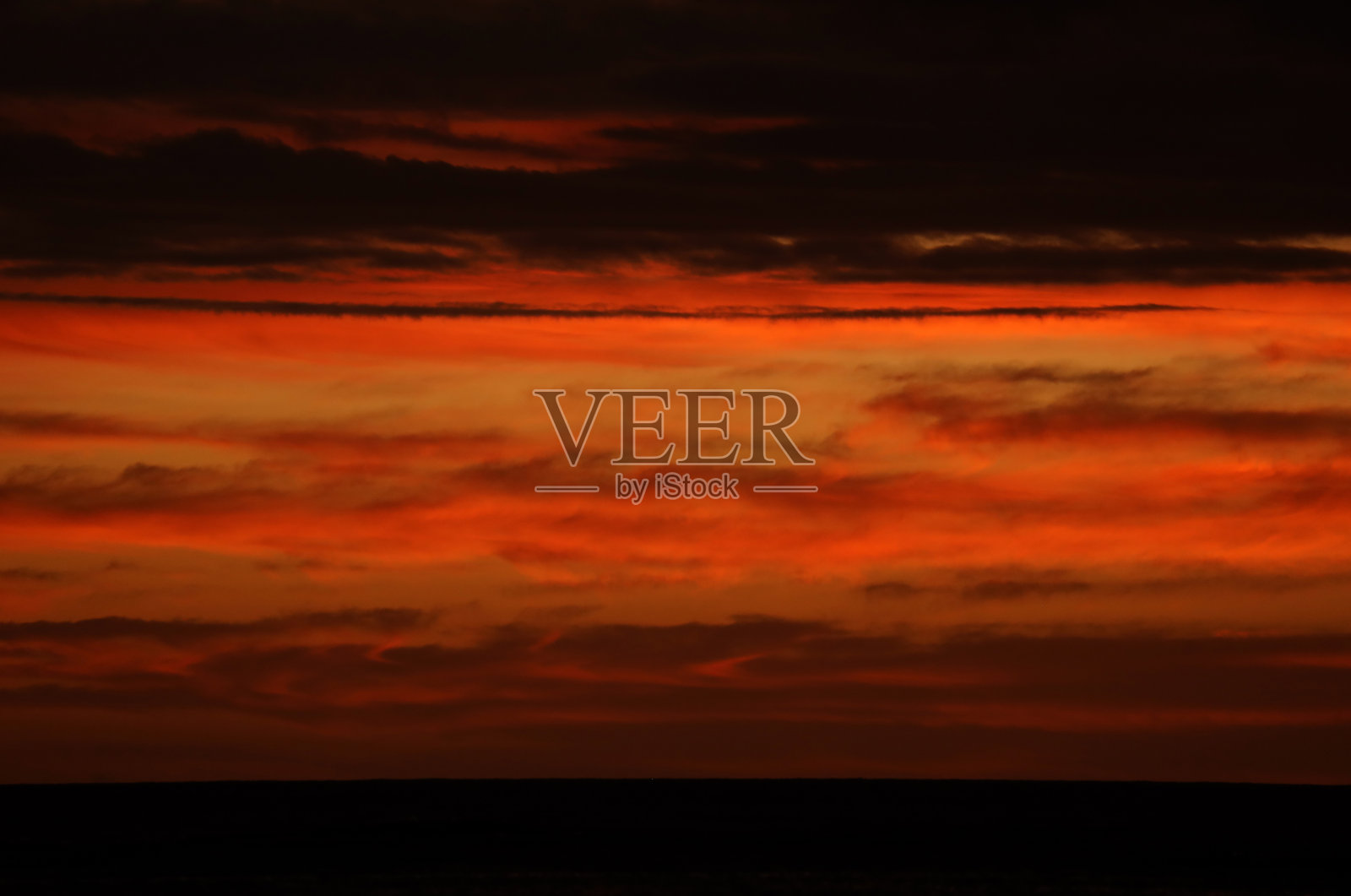 在阿尔比恩，毛里求斯，印度洋，非洲，乌云和鲜艳的色彩日落照片摄影图片