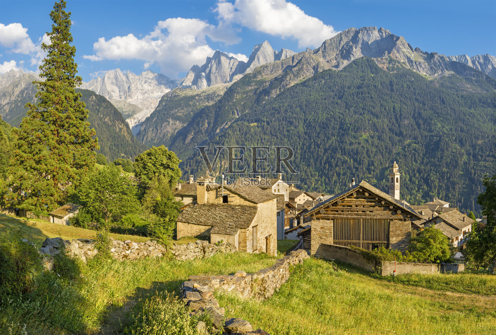 瑞士布雷加利亚山脉的索里奥村和皮兹巴迪尔、皮佐琴加洛和西奥拉峰。照片摄影图片