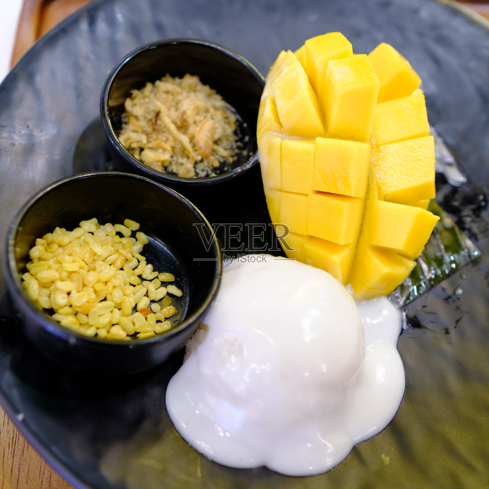 芒果和糯米放在桌子上照片摄影图片