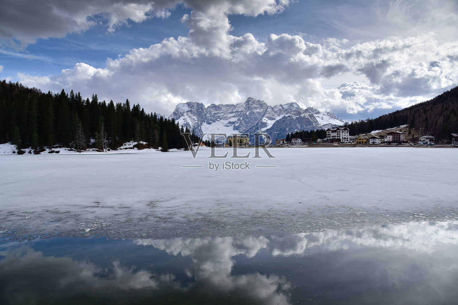 意大利多洛米蒂山脉的米苏里纳湖照片摄影图片