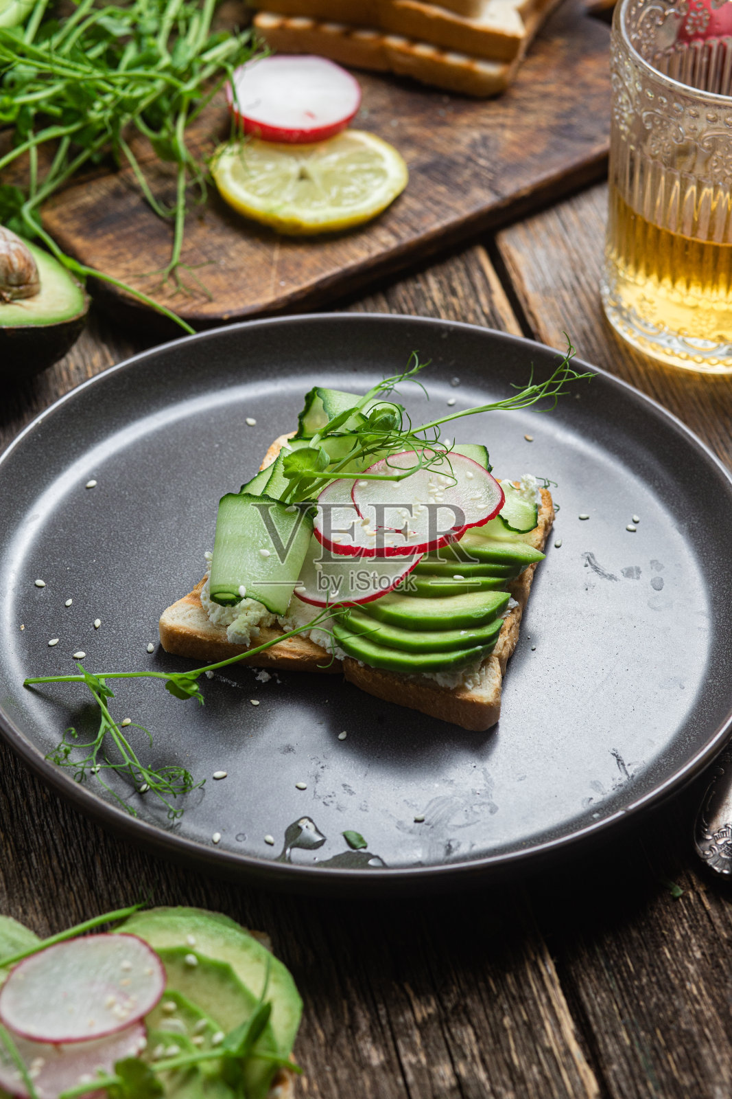 白面包吐司配上奶油奶酪、牛油果、黄瓜和萝卜照片摄影图片