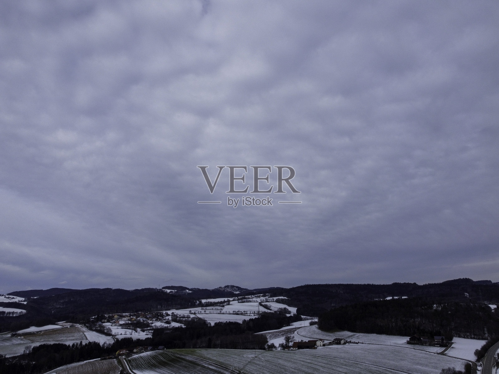 在一个阴天，无人机拍摄了巴伐利亚州的雪田照片摄影图片