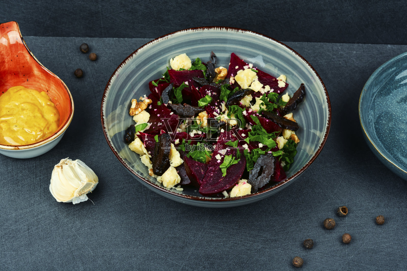 甜菜根沙拉配核桃和山羊奶酪。照片摄影图片